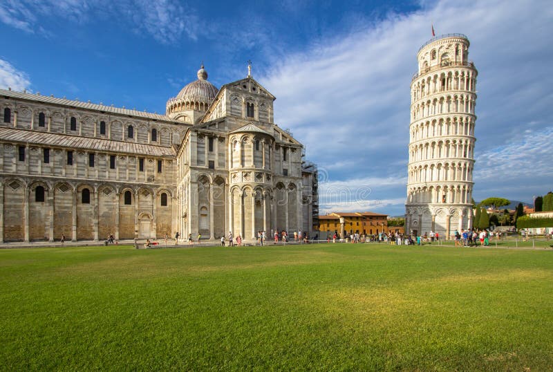 Leunende toren en de kathedraal van Pisa, Pisa, Italië royalty-vrije stock foto Leunende toren en de kathedraal van Pisa, Pisa, Italië royalty-vrije stock foto
