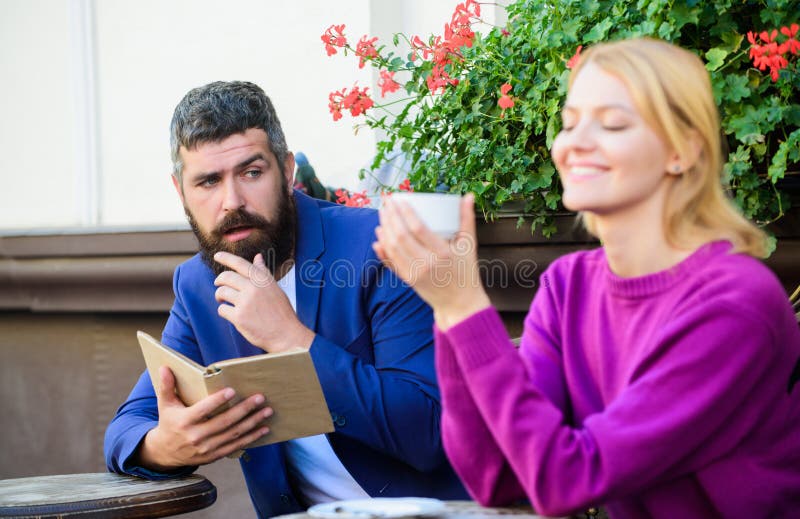 Leur première rencontre en café D'abord rassemblement de fille et d'homme mûr Couples dans l'amour la date romantique Café de mat images libres de droits Leur première rencontre en café D'abord rassemblement de fille et d'homme mûr Couples dans l'amour la date romantique Café de mat images libres de droits