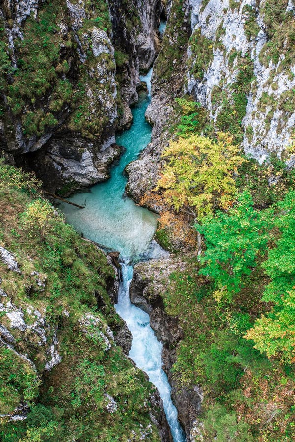 Leutaschklamm - dziki w? w? z z rzek? w alps Niemcy obrazy stock