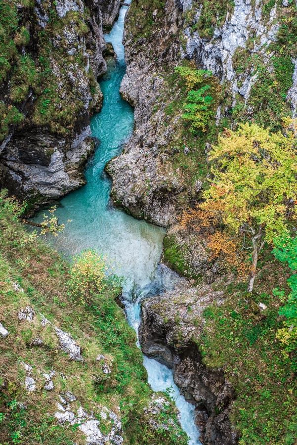 Leutaschklamm - dziki w? w? z z rzek? w alps Niemcy fotografia stock