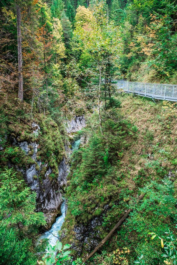 Leutaschklamm - dziki w? w? z z rzek? w alps Niemcy fotografia stock