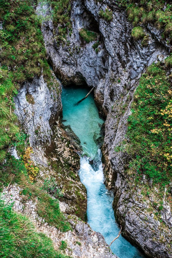 Leutaschklamm - dziki w? w? z z rzek? w alps Niemcy obrazy royalty free