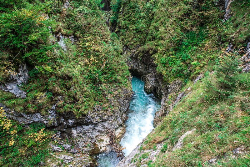 Leutaschklamm - dziki w? w? z z rzek? w alps Niemcy zdjęcia stock