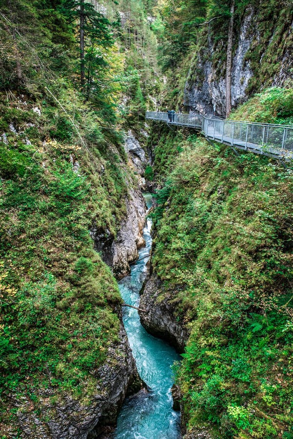 Leutaschklamm - dziki w? w? z z rzek? w alps Niemcy obrazy stock