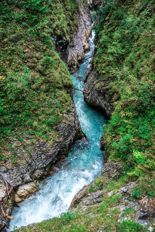 Leutaschklamm - dziki w? w? z z rzek? w alps Niemcy zdjęcia stock