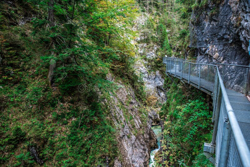 Leutaschklamm - dziki w? w? z z rzek? w alps Niemcy fotografia royalty free