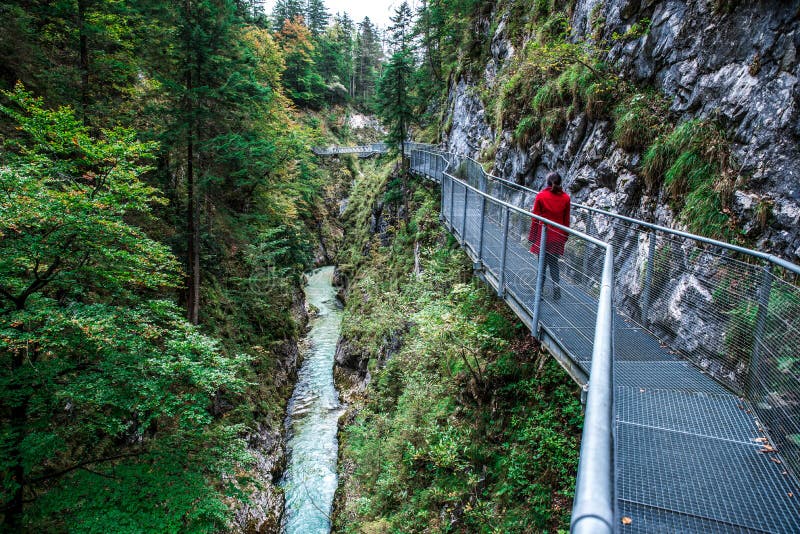 Leutaschklamm - dziki w? w? z z rzek? w alps Niemcy zdjęcia stock