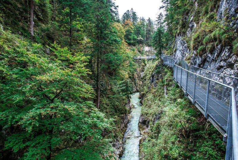 Leutaschklamm - dziki w? w? z z rzek? w alps Niemcy obrazy royalty free