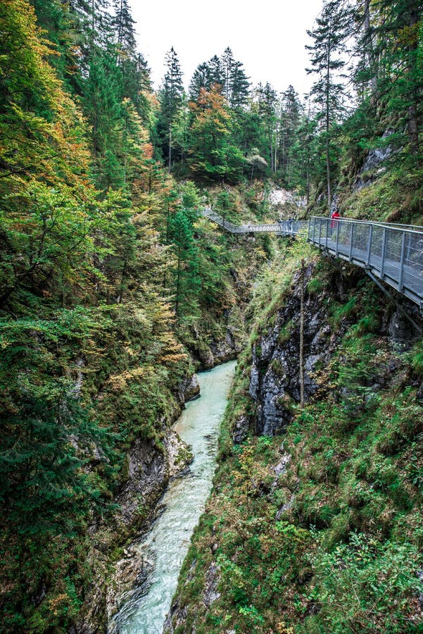 Leutaschklamm - dziki w? w? z z rzek? w alps Niemcy zdjęcia stock