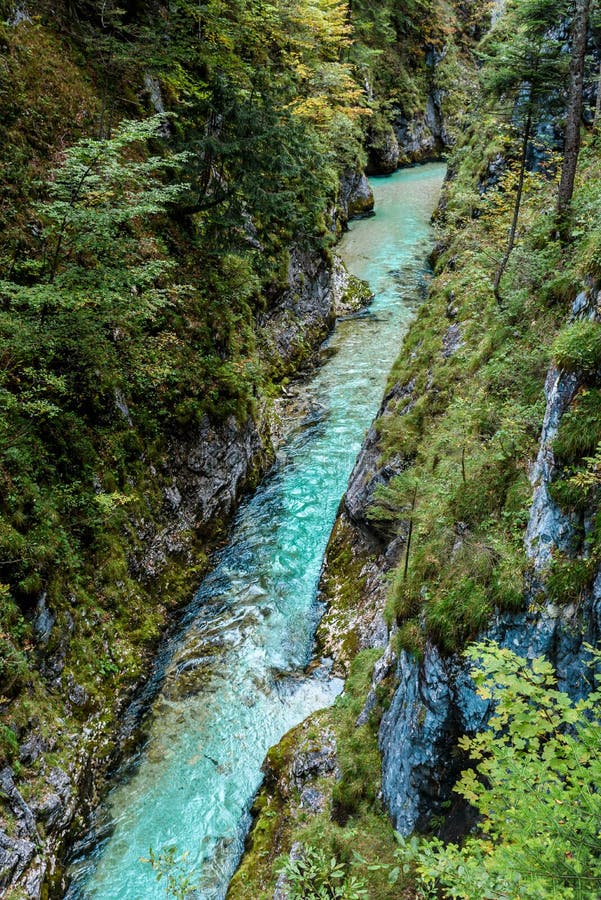 Leutaschklamm - dziki w? w? z z rzek? w alps Niemcy fotografia stock