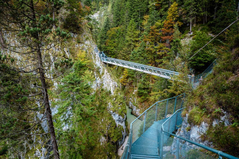 Leutaschklamm - dziki w? w? z z rzek? w alps Niemcy obraz stock