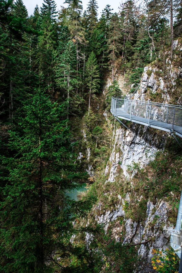 Leutaschklamm - dziki w? w? z z rzek? w alps Niemcy obrazy stock