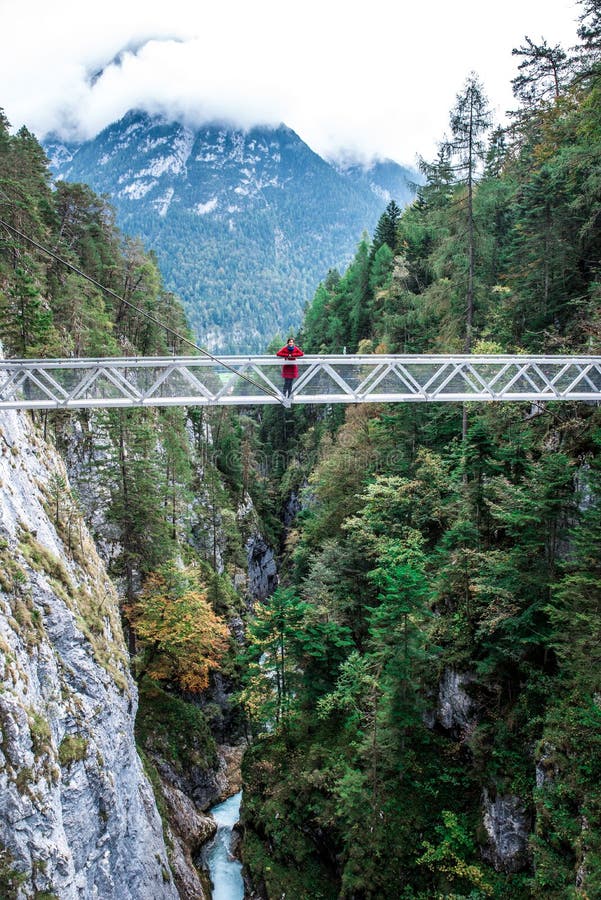 Leutaschklamm - dziki w? w? z z rzek? w alps Niemcy zdjęcia stock