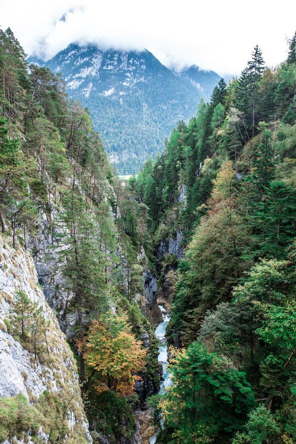 Leutaschklamm - dziki w? w? z z rzek? w alps Niemcy obrazy stock