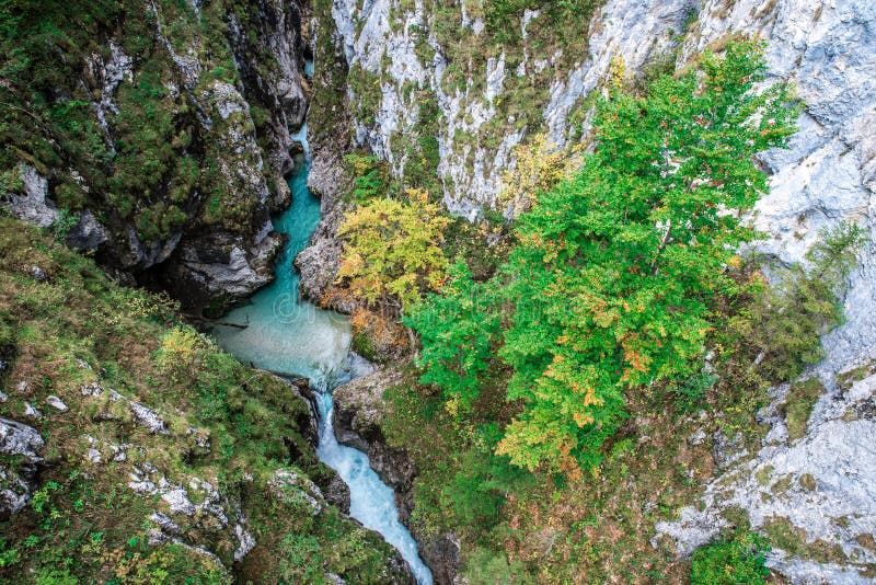 Leutaschklamm - dziki wąwóz z rzeką w alps Niemcy fotografia stock
