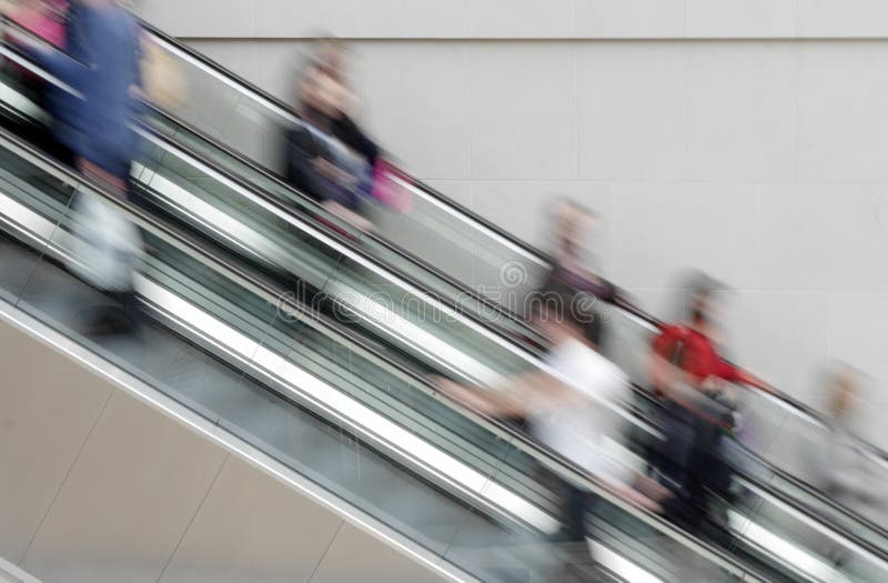 Leute auf Rolltreppe stockbild Leute auf Rolltreppe stockbild