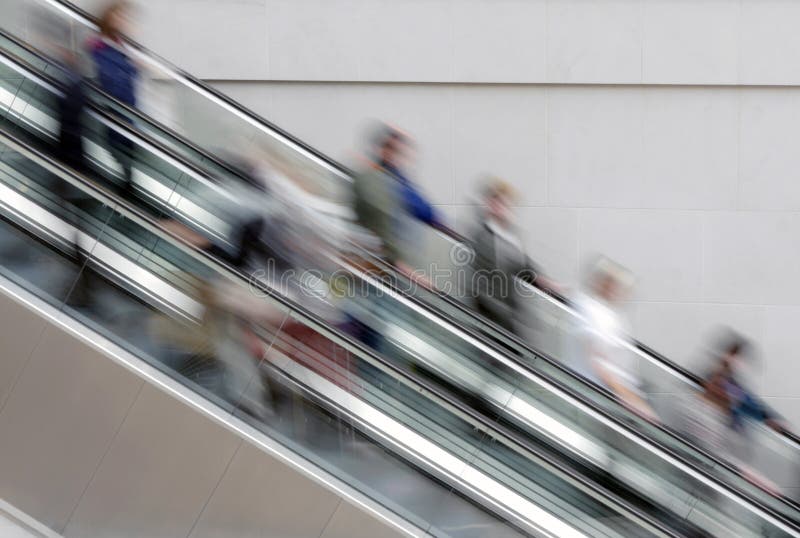 Leute auf Rolltreppe lizenzfreie stockbilder Leute auf Rolltreppe lizenzfreie stockbilder