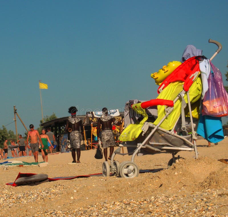 Leute auf sandigem Meer setzen im Sommer auf den Strand, verwanzt im Vordergrund lizenzfreie stockfotografie Leute auf sandigem Meer setzen im Sommer auf den Strand, verwanzt im Vordergrund lizenzfreie stockfotografie