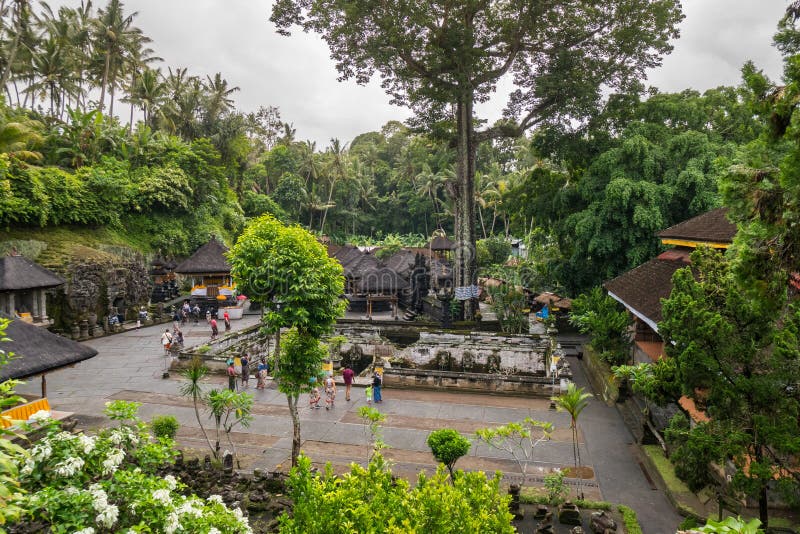 Leute besichtigen Tempel und Park Goa Gajah in Ubud, Bali, Indonesien stockfotografie Leute besichtigen Tempel und Park Goa Gajah in Ubud, Bali, Indonesien stockfotografie