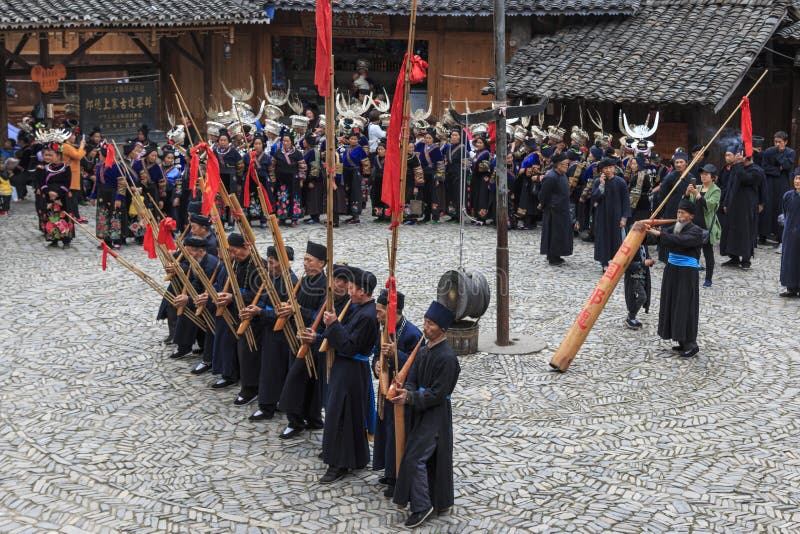 Leute der Miao-ethnischen Minderheit, die einen traditionellen Tanz in Dorf Langde Miao Nationality, Guizhou-Provinz, China durch stockfoto Leute der Miao-ethnischen Minderheit, die einen traditionellen Tanz in Dorf Langde Miao Nationality, Guizhou-Provinz, China durch stockfoto