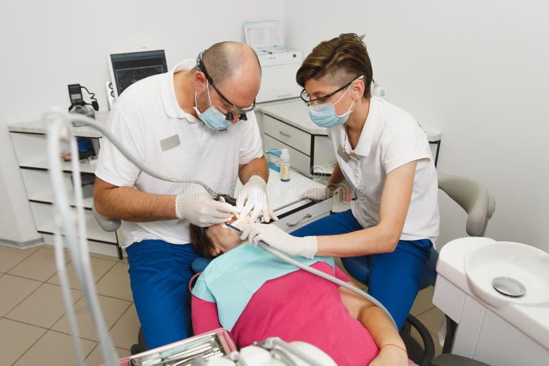 Leute in der zahnmedizinischen Klinik behandeln ihre Zähne lizenzfreie stockfotos Leute in der zahnmedizinischen Klinik behandeln ihre Zähne lizenzfreie stockfotos