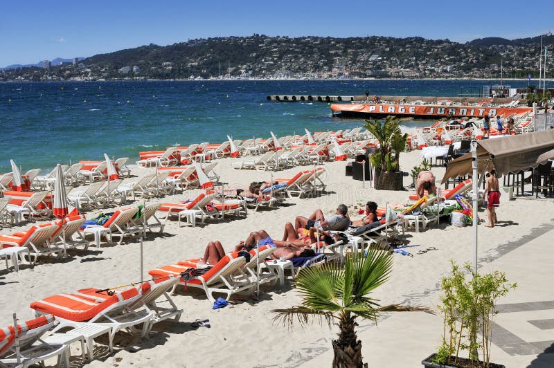 Leute, die auf dem Strand in den Juan-Les-Stiften, Frankreich ein Sonnenbad nehmen