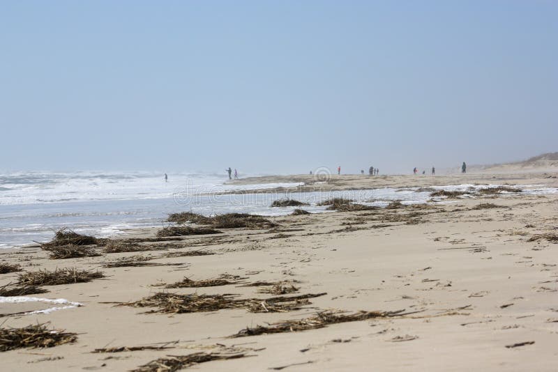 Leute, die auf den Strand im Abstand gehen stockfoto Leute, die auf den Strand im Abstand gehen stockfoto