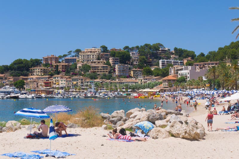 Leute, die auf spanischem Strand sich entspannen stockfotos Leute, die auf spanischem Strand sich entspannen stockfotos