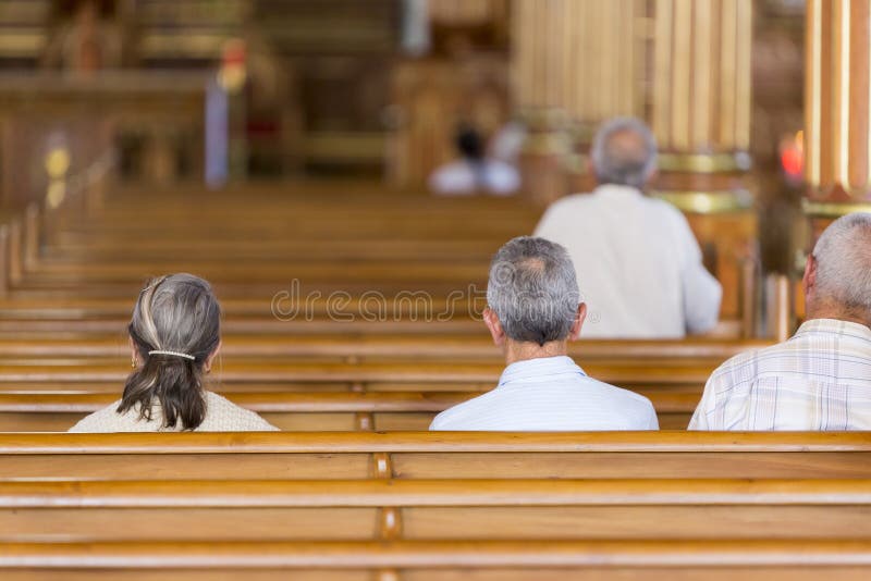 Leute, die an der Kirche von Guatape in Cololmbia beten lizenzfreie stockfotografie Leute, die an der Kirche von Guatape in Cololmbia beten lizenzfreie stockfotografie