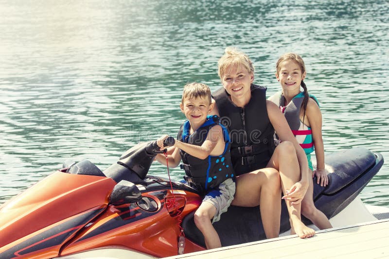 Leute, die eine Fahrt auf einen persönlichen Watercraft genießen lizenzfreie stockfotos Leute, die eine Fahrt auf einen persönlichen Watercraft genießen lizenzfreie stockfotos