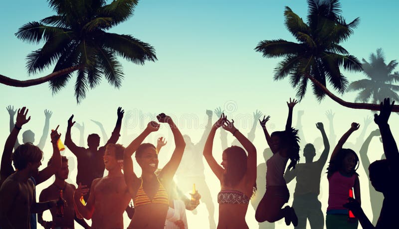 Leute, die eine Partei durch den Strand haben stockfotos Leute, die eine Partei durch den Strand haben stockfotos