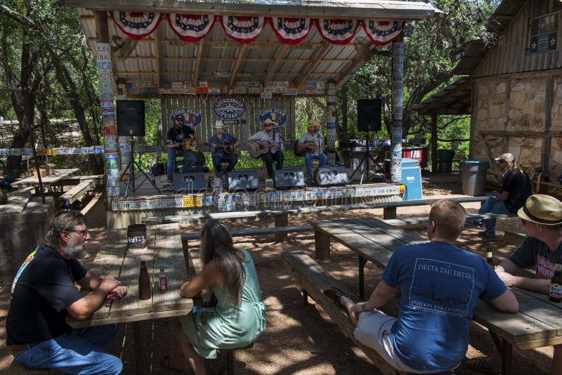 Leute, die an einem Countrymusikkonzert in Luckenbach, Texas teilnehmen stockbilder Leute, die an einem Countrymusikkonzert in Luckenbach, Texas teilnehmen stockbilder