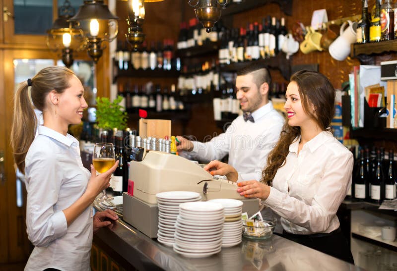 Leute, die an einer Stange arbeiten stockbild Leute, die an einer Stange arbeiten stockbild