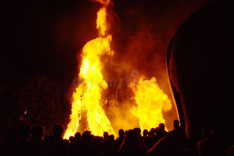 Leute, die großes Feuer aufpassen lizenzfreies stockfoto Leute, die großes Feuer aufpassen lizenzfreies stockfoto