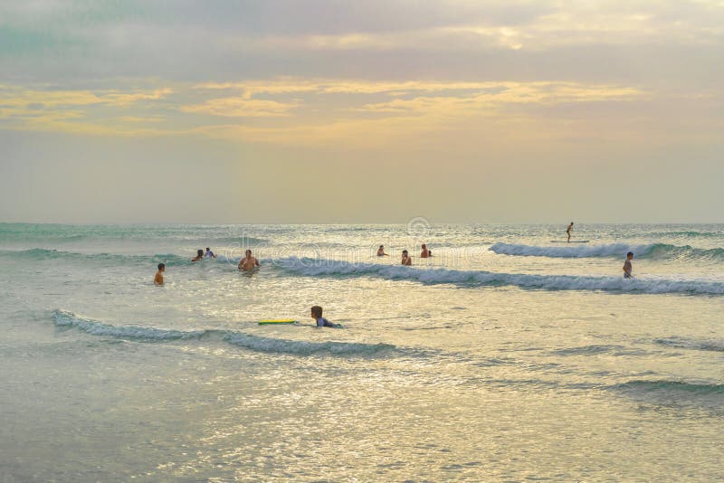 Leute, die im Meer Jericoacoara Brasilien baden stockbilder Leute, die im Meer Jericoacoara Brasilien baden stockbilder