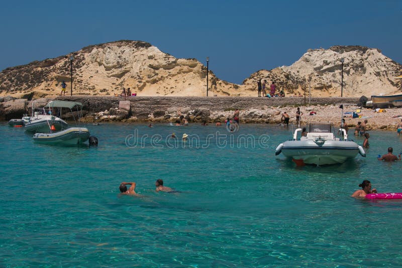 Leute, die im schönen Meer von Tremiti-Inseln schwimmen lizenzfreie stockfotos Leute, die im schönen Meer von Tremiti-Inseln schwimmen lizenzfreie stockfotos