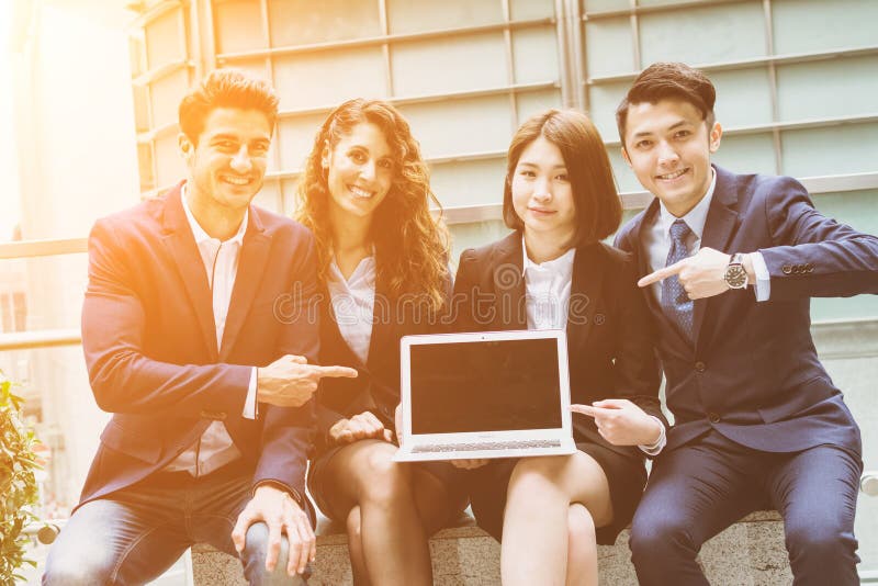 Leute, die an Laptop arbeiten lizenzfreies stockbild Leute, die an Laptop arbeiten lizenzfreies stockbild