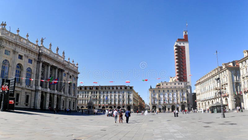 Leute, die in Marktplatz Castello in Turin, Italien gehen stockfotos Leute, die in Marktplatz Castello in Turin, Italien gehen stockfotos