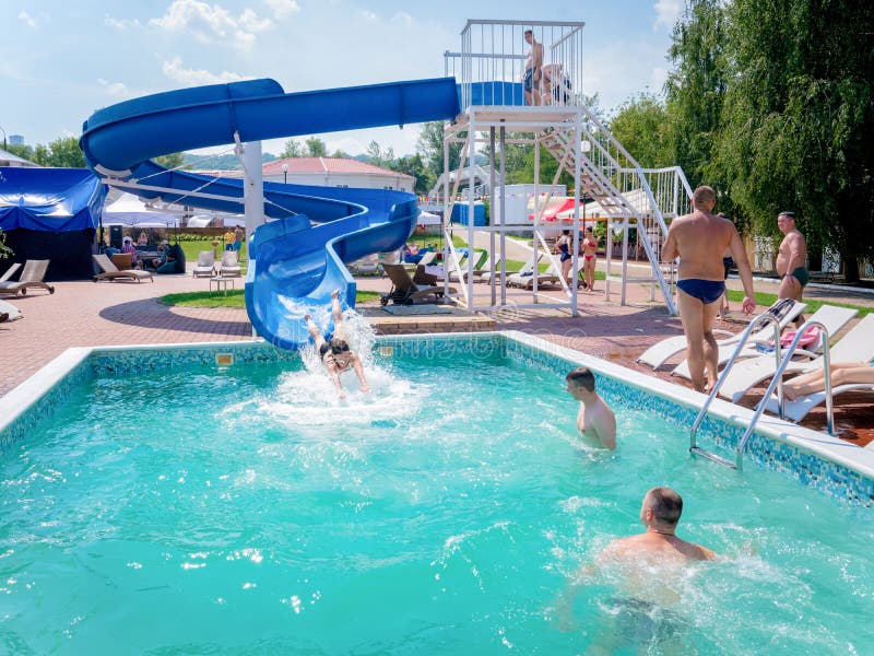 Leute, die Spaß auf Waterslide haben stockfotografie Leute, die Spaß auf Waterslide haben stockfotografie