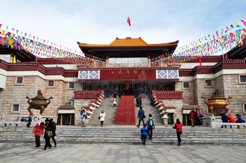 Leute, die tibetanisches Museum besichtigen stockfotografie Leute, die tibetanisches Museum besichtigen stockfotografie