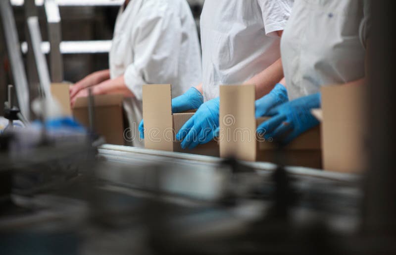 Leute, die an Verpackungsfließband arbeiten lizenzfreie stockfotografie Leute, die an Verpackungsfließband arbeiten lizenzfreie stockfotografie