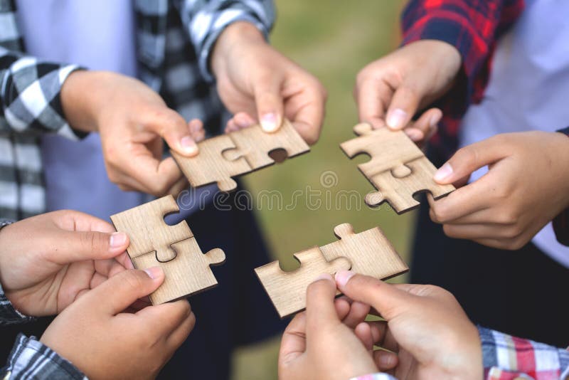 Leute, die in zusammenbauendem Puzzlespiel, Zusammenarbeit in der Beschlussfassung, Teamunterst?tzung helfen, wenn Probleme und K