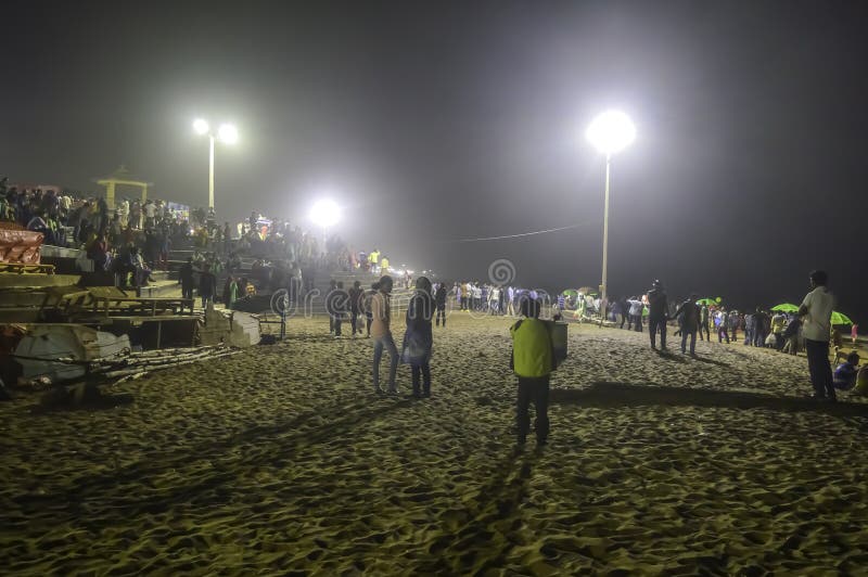 Leute drängen sich nachts nach Sonnenuntergang in einem Strandfest in den Sommerferien - Goa Indien stockfoto Leute drängen sich nachts nach Sonnenuntergang in einem Strandfest in den Sommerferien - Goa Indien stockfoto
