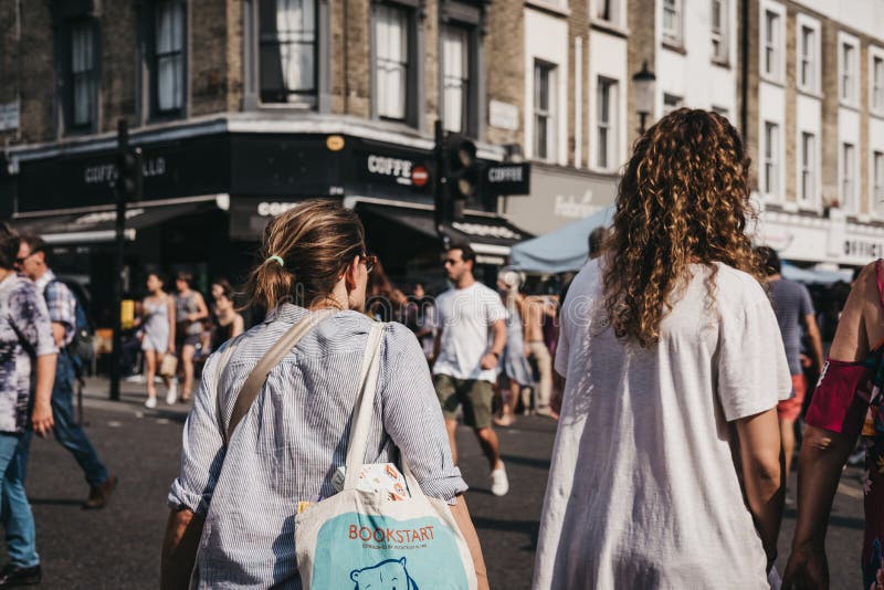 Leute gehen auf Portobello-Straßen-Markt, Notting Hill, London, Großbritannien lizenzfreie stockbilder Leute gehen auf Portobello-Straßen-Markt, Notting Hill, London, Großbritannien lizenzfreie stockbilder