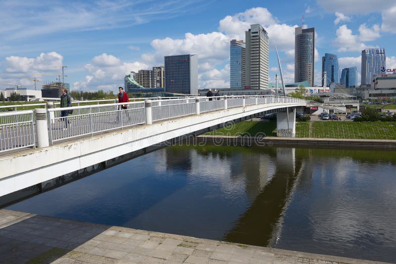 Leute gehen durch die weiße Brücke in Vilnius, Litauen lizenzfreies stockfoto Leute gehen durch die weiße Brücke in Vilnius, Litauen lizenzfreies stockfoto