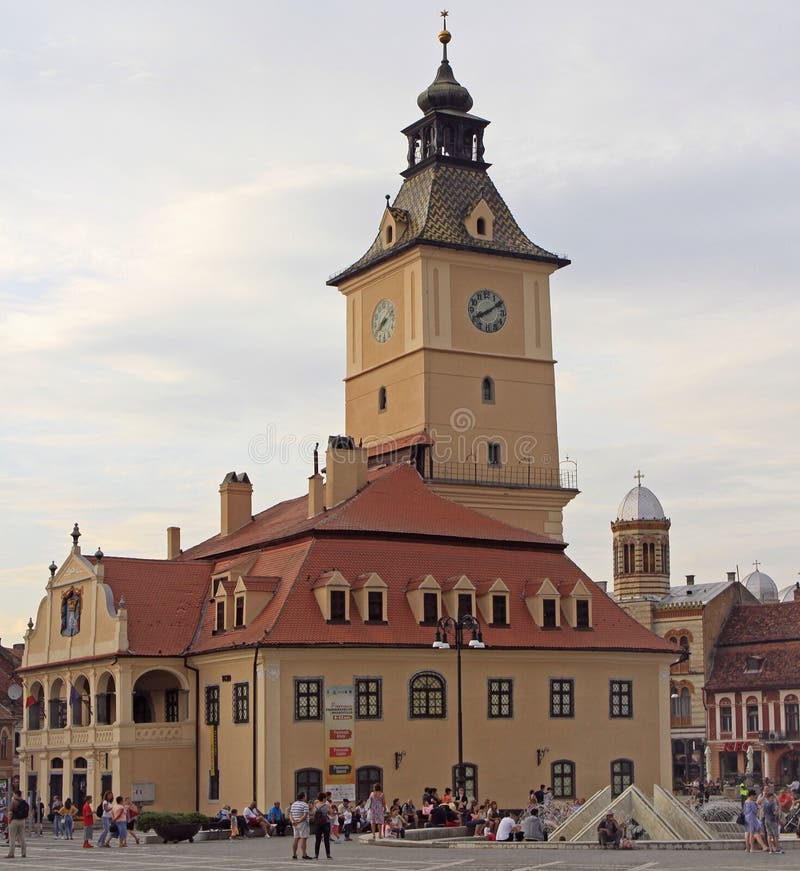 Leute gehen am Ratshaus in Brasov lizenzfreie stockbilder Leute gehen am Ratshaus in Brasov lizenzfreie stockbilder