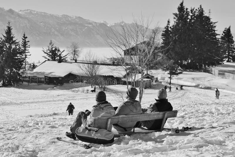 Leute genießen den Panoramablick der Alpen im Winter Österreich, Europa lizenzfreie stockfotos Leute genießen den Panoramablick der Alpen im Winter Österreich, Europa lizenzfreie stockfotos
