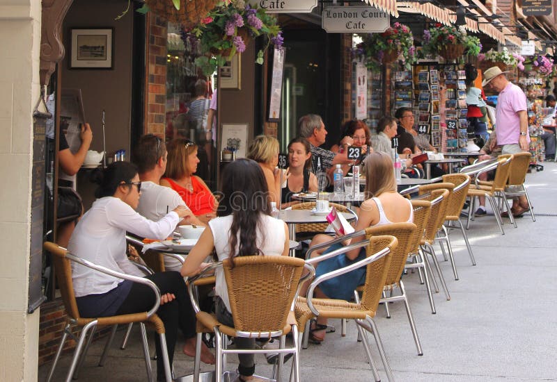 Leute genießen an einer Terrasse in London-Gericht lizenzfreies stockfoto Leute genießen an einer Terrasse in London-Gericht lizenzfreies stockfoto