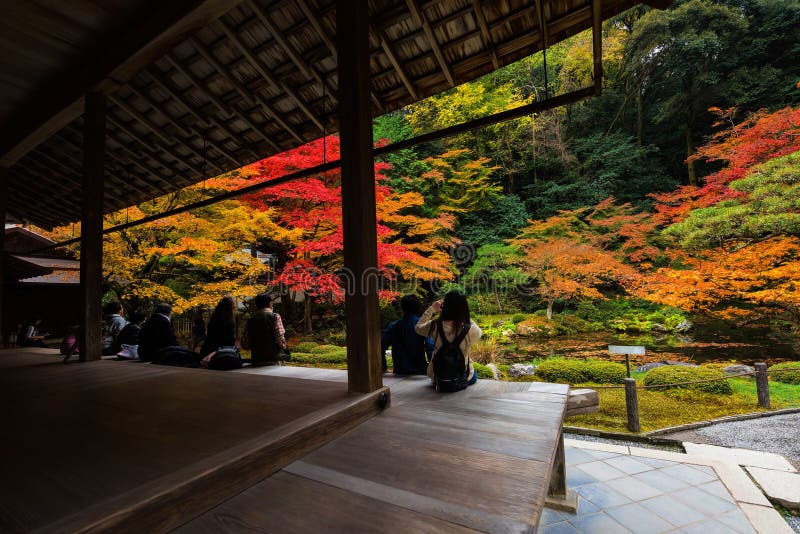 Leute genießen Herbstgarten in Nanzen-jitempel, Kyoto stockfotos Leute genießen Herbstgarten in Nanzen-jitempel, Kyoto stockfotos