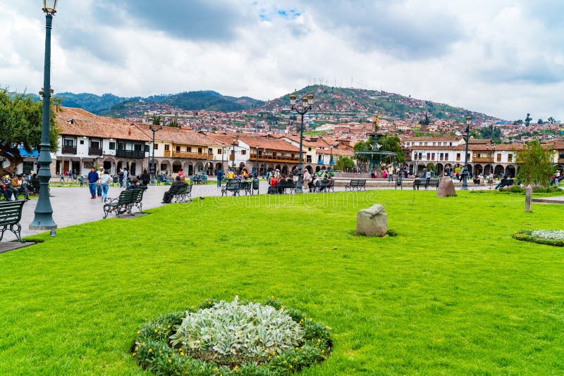 Leute am Hauptplatz Plaza de Armas mit der Statue von Pachacuti und Stadtbild von Cusco in Peru lizenzfreie stockfotografie Leute am Hauptplatz Plaza de Armas mit der Statue von Pachacuti und Stadtbild von Cusco in Peru lizenzfreie stockfotografie